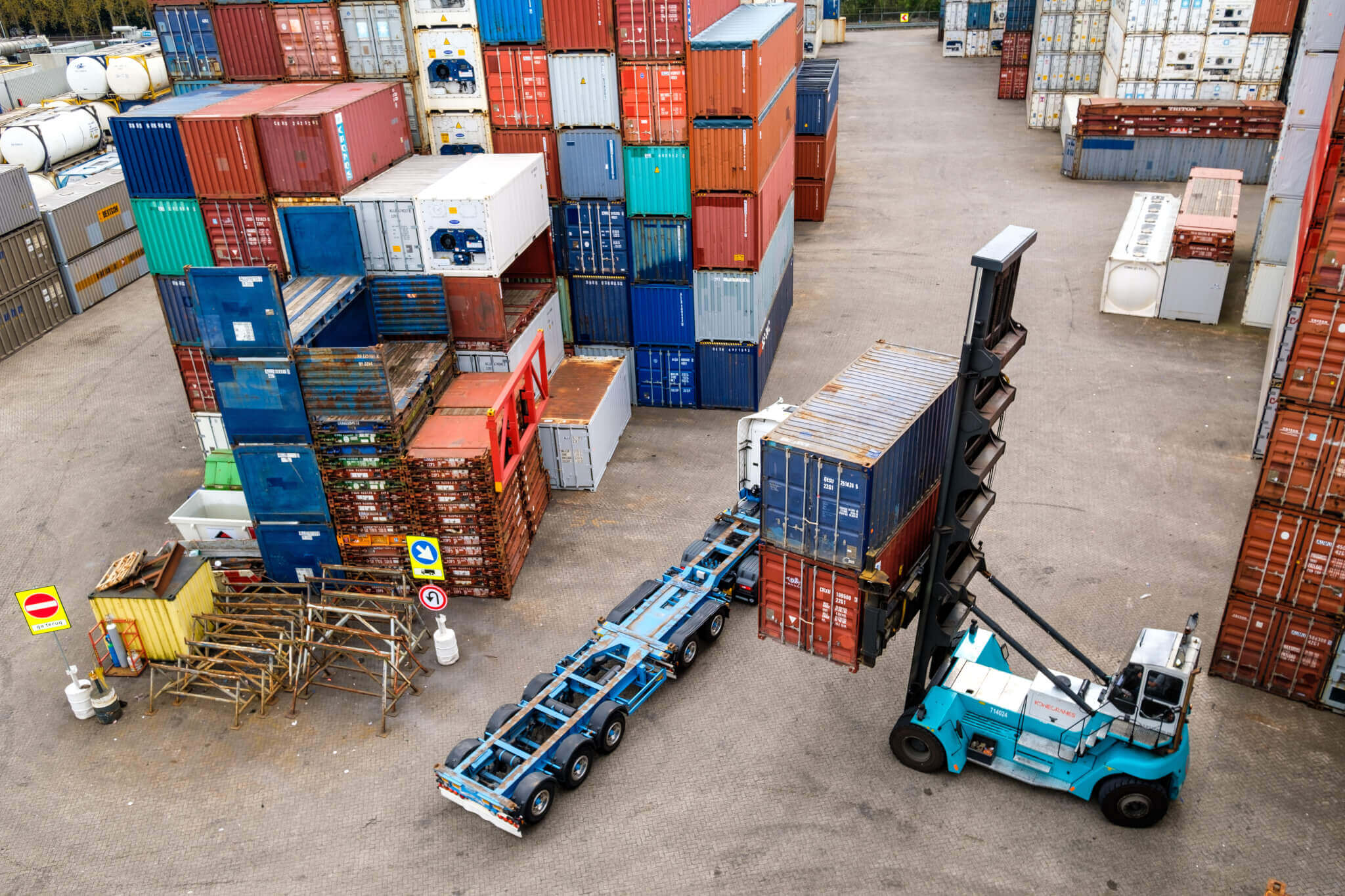 Containers loaded onto a truck - Alconet Containers